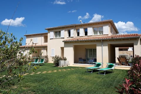 Property building, Garden, Garden, Garden view, sunbed