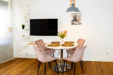 TV and multimedia, Living room, Seating area, Dining area