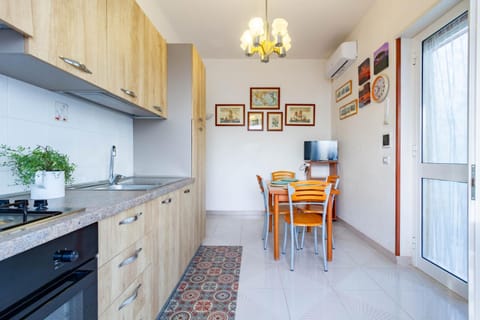 Kitchen or kitchenette, Dining area, oven