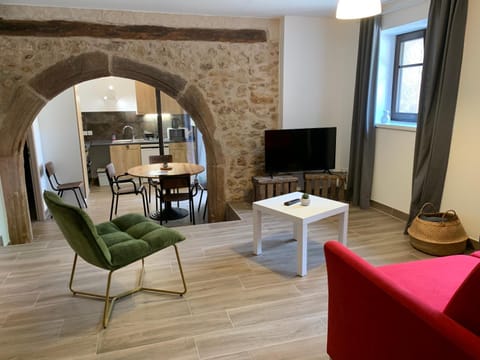Communal lounge/ TV room, TV and multimedia, Living room, Seating area, Dining area