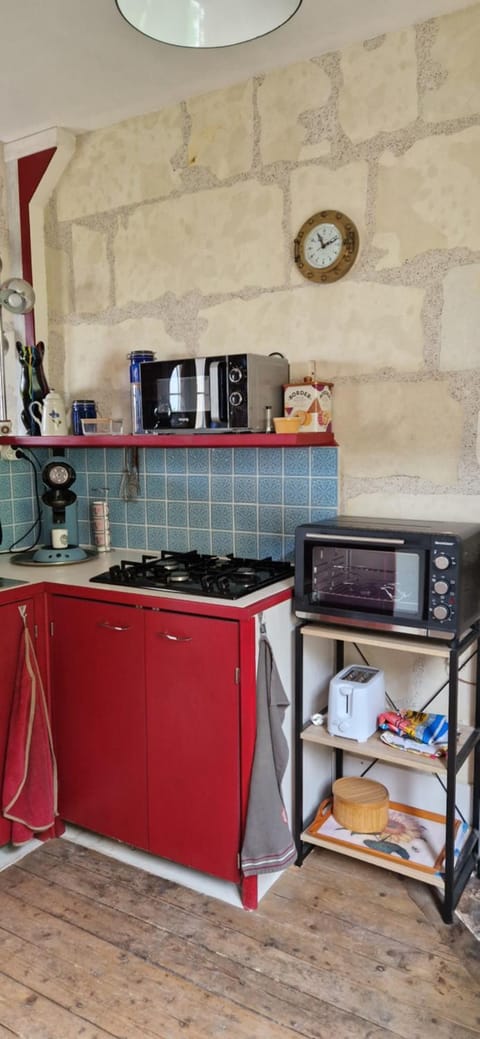 Coffee/tea facilities, Kitchen or kitchenette, oven, stove, toaster