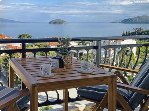 Natural landscape, View (from property/room), Balcony/Terrace, Seating area, Dining area, Landmark view, Mountain view, Sea view