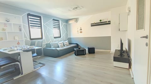 TV and multimedia, Seating area, Dining area, air conditioner