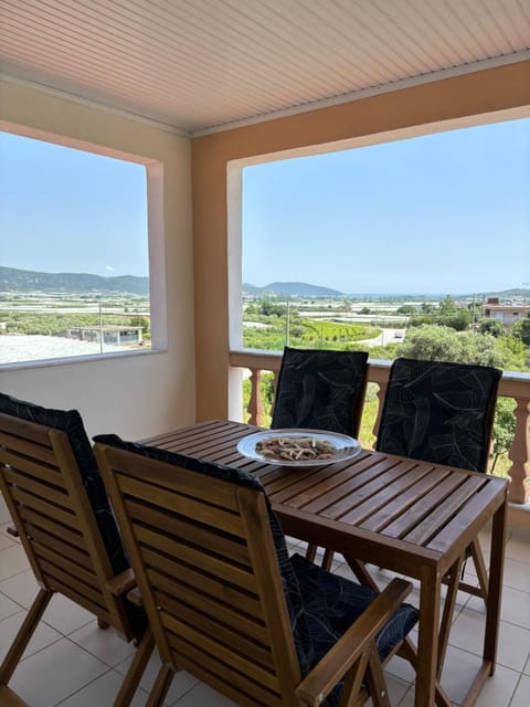 Patio, Day, Natural landscape, View (from property/room), Balcony/Terrace, Living room, Seating area, Dining area, Mountain view