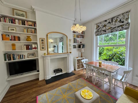 Library, TV and multimedia, Living room, Seating area, Dining area