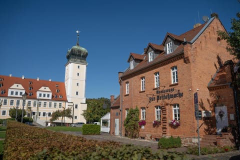 Property building, Nearby landmark, Restaurant/places to eat, Day, Landmark view, Landmark view