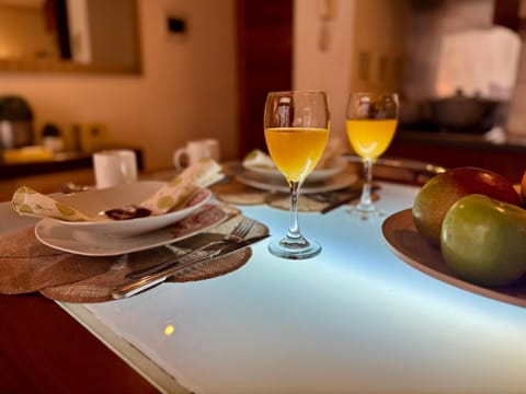 Kitchen or kitchenette, Food and drinks, Dining area