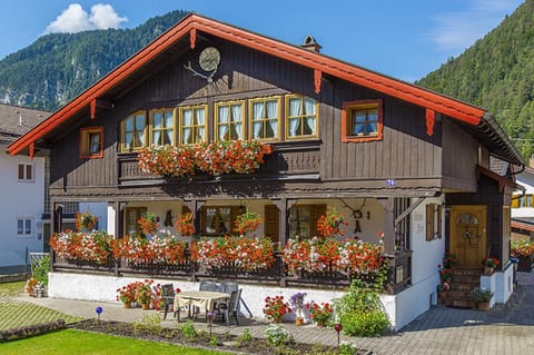 Ferienwohnungen Weiß Apartment in Mittenwald