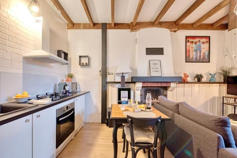 Coffee/tea facilities, Kitchen or kitchenette, Living room, Seating area, Dining area, stove