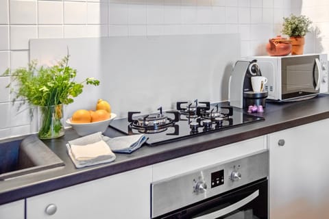 Coffee/tea facilities, Kitchen or kitchenette, stove, toaster