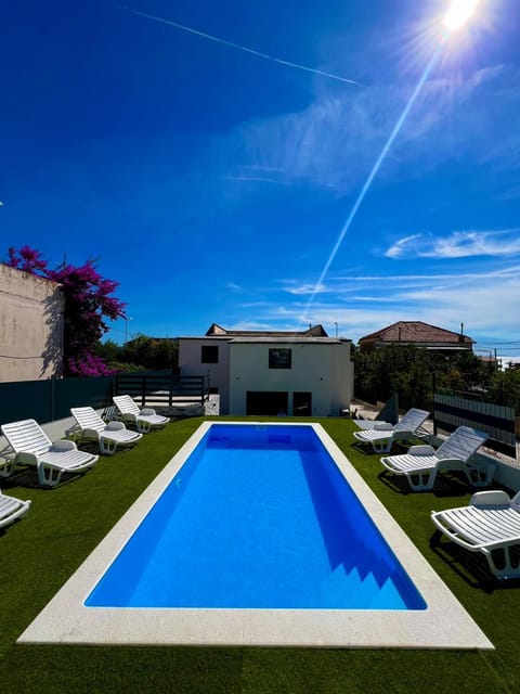 Day, Swimming pool, sunbed