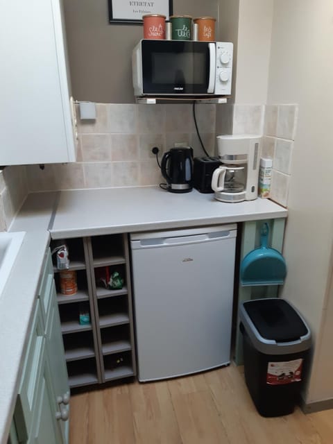 Coffee/tea facilities, oven, stove, toaster, kitchen