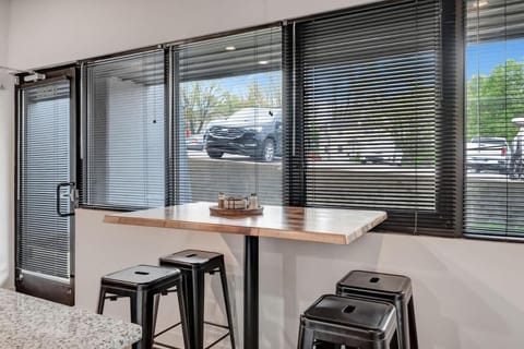 New Studio with 2 beds 7 mins to DT Apartment in Nashville