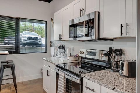 New Studio with 2 beds 7 mins to DT Apartment in Nashville