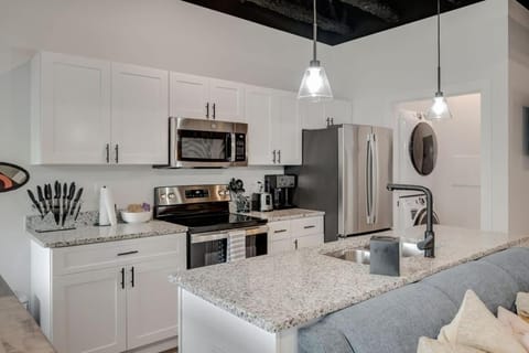 New Studio with 2 beds 7 mins to DT Apartment in Nashville