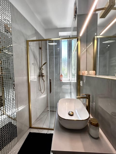 Shower, Bathroom, towels