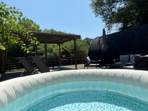Property building, Natural landscape, Hot Tub, sunbed