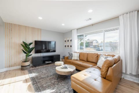 Light-filled home with outdoor hot tub and firepit House in Thornton