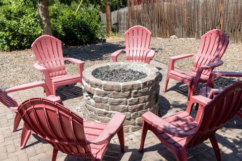 Light-filled home with outdoor hot tub and firepit House in Thornton