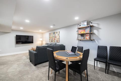 Light-filled home with outdoor hot tub and firepit House in Thornton