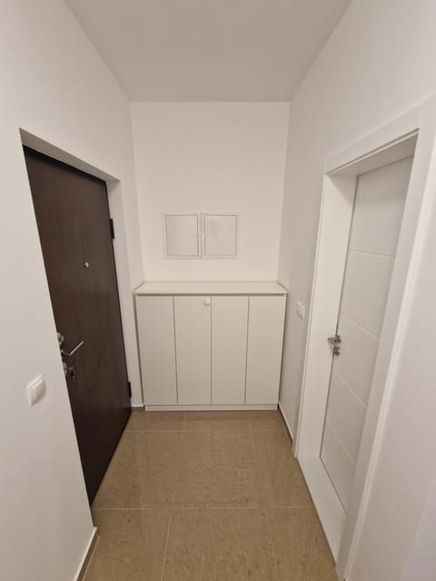 Facade/entrance, wardrobe