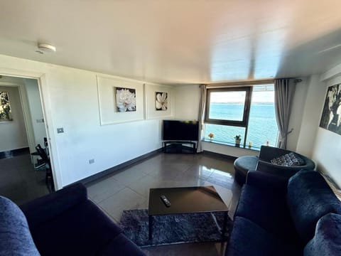 Ocean Park Apartments - Oceanfront - Free Parking and Fast WiFi Apartment in Edinburgh
