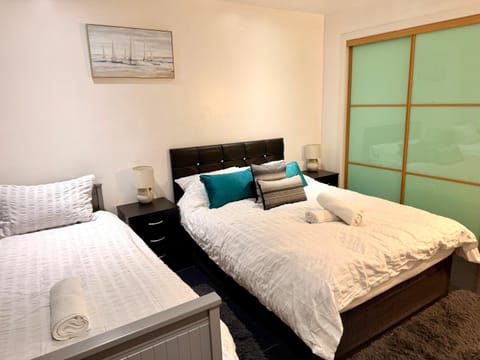 Ocean Park Apartments - Oceanfront - Free Parking and Fast WiFi Apartment in Edinburgh