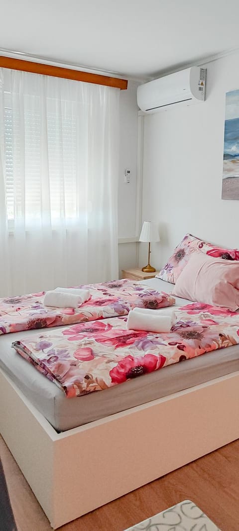 Bed, Photo of the whole room, Bedroom, towels, air conditioner