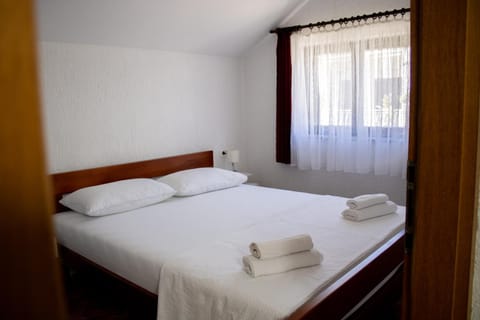 Bed, Bedroom, towels