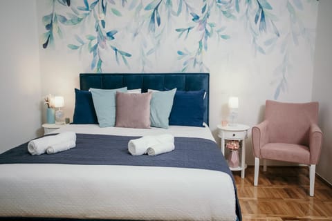 Bed, Photo of the whole room, Bedroom, towels