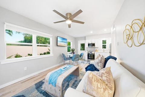TV and multimedia, Living room, Decorative detail, Seating area, Garden view, internet, air conditioner