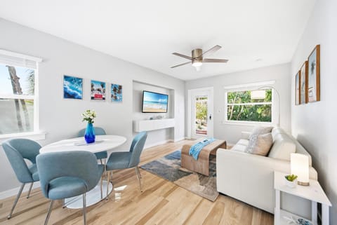 TV and multimedia, Living room, Decorative detail, Seating area, Dining area, Inner courtyard view, internet, air conditioner