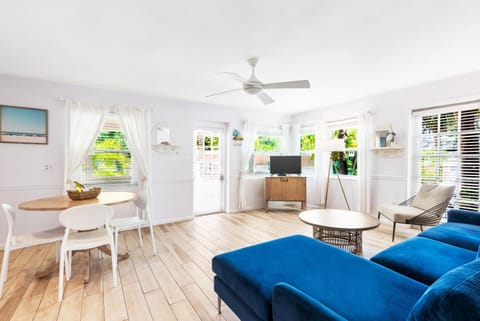 TV and multimedia, Living room, Seating area, Alcoholic drinks, Non alcoholic drinks, internet, air conditioner