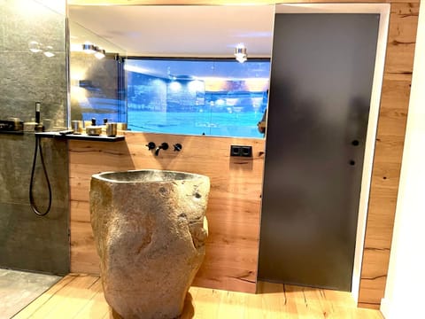 stylische Alpenlounge mit Pool, Sauna und Jacuzzi, für bis zu 22 Personen Chalet in Tyrol