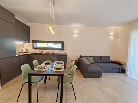 Kitchen or kitchenette, Living room, Seating area, Dining area