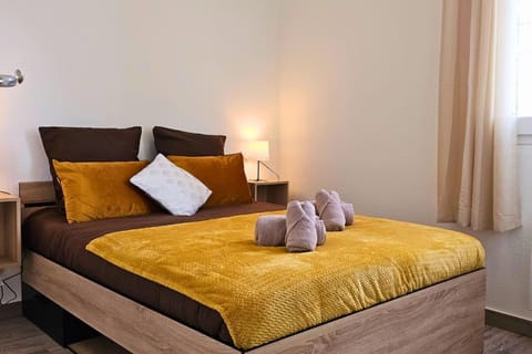 Photo of the whole room, Bedroom