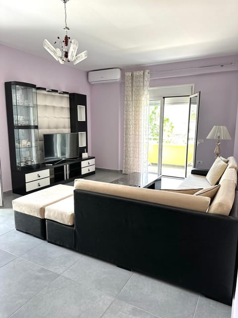 TV and multimedia, Living room, Seating area, air conditioner