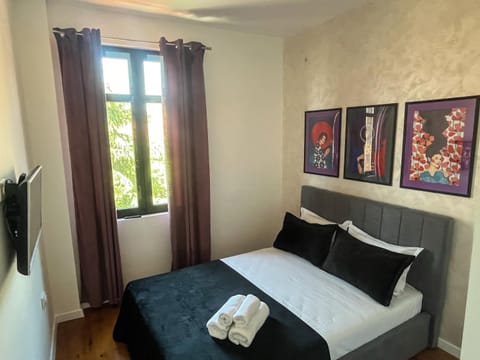 Bed, Photo of the whole room, Decorative detail, Bedroom, towels