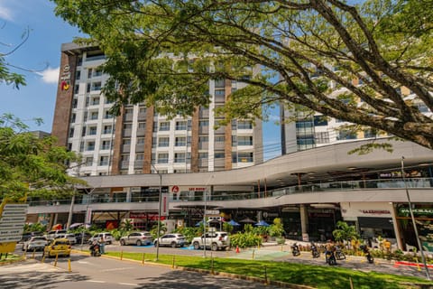 Property building, Spring, Day, Natural landscape, Location, Parking