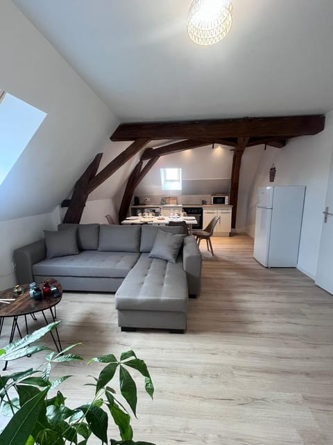 Bed, TV and multimedia, Living room