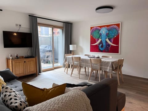 TV and multimedia, Living room, Seating area, Dining area