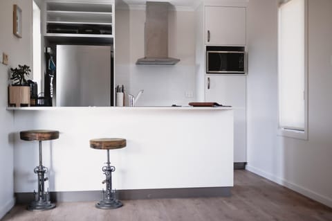 Kitchen or kitchenette, Breakfast, dishwasher, microwave, oven, stove