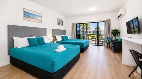 Bed, TV and multimedia, View (from property/room), Balcony/Terrace, Living room, Photo of the whole room, Seating area, Bedroom, towels, air conditioner