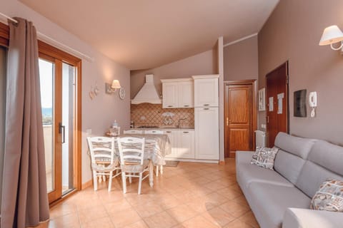 Kitchen or kitchenette, Living room, Seating area, Dining area, minibar, stove