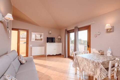 Bed, TV and multimedia, Kitchen or kitchenette, Living room, Photo of the whole room, Seating area, Dining area, Bedroom, minibar, oven