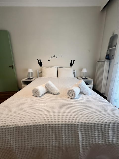 Bed, Bedroom, towels
