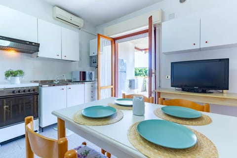 Kitchen or kitchenette, Living room, Dining area, oven, stove
