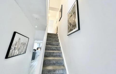 Splendid Seven Sleeper House - Perfect for Contractors! Apartment in Southampton