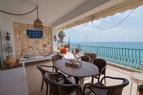 View (from property/room), Balcony/Terrace, Dining area, Sea view
