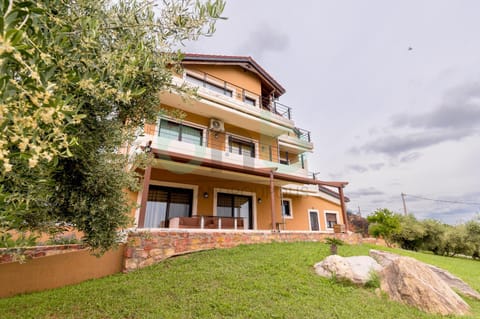 Property building, Spring, Day, Natural landscape, Garden, Balcony/Terrace, Garden view